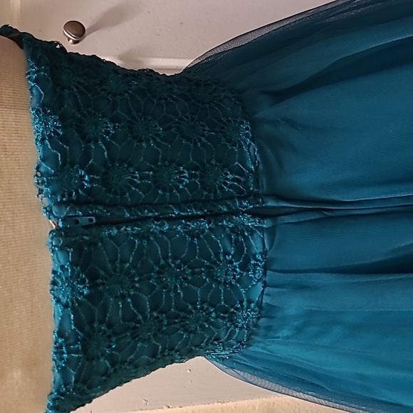Beautiful  dress / size 3  color green - Picture 5 of 8